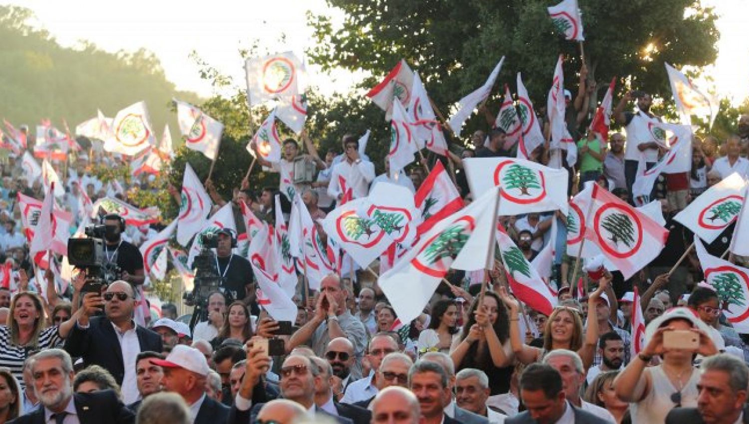 القوات اللبنانية تستغل الحراك الشعبي.. ولبنان نحو المجهول